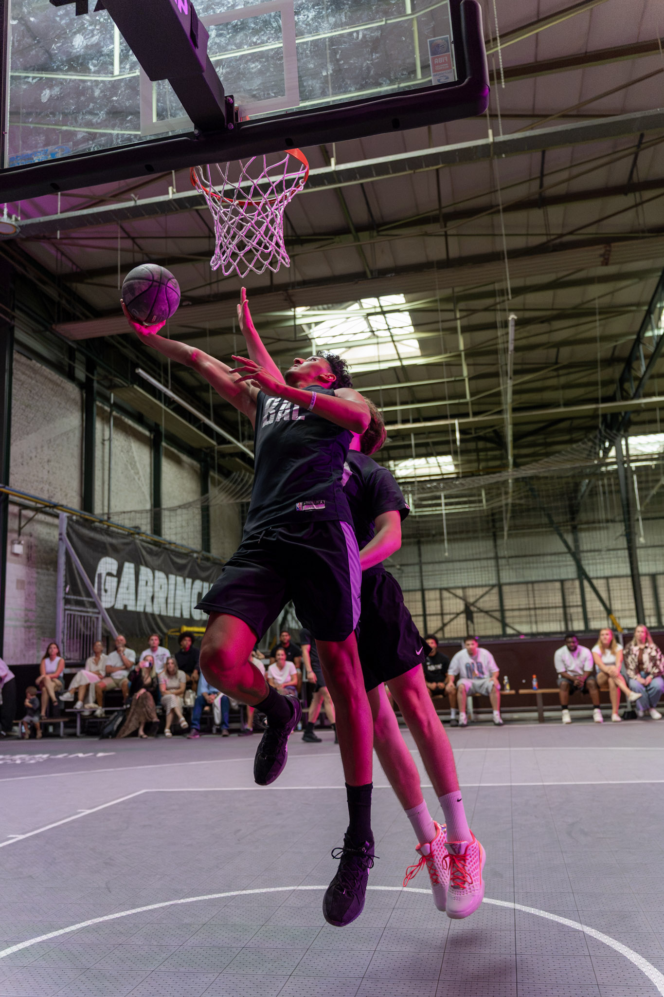 1v1 basketball players competing at a LINEAL event